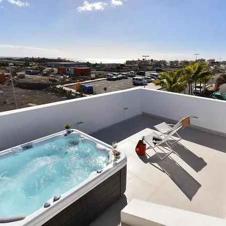 Sleeps 8 Pool Air Con Wifi *