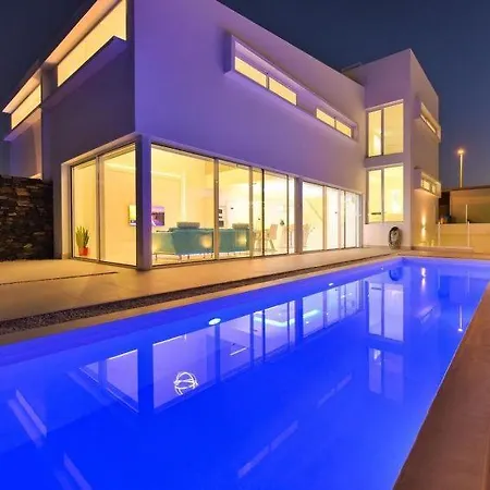 Sleeps 8 Pool Air Con Wifi בית נופש