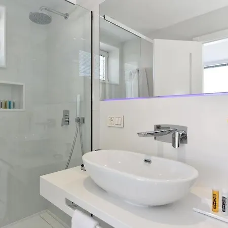 Sleeps 8 Pool Air Con Wifi בית נופש *