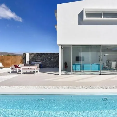 Sleeps 8 Pool Air Con Wifi