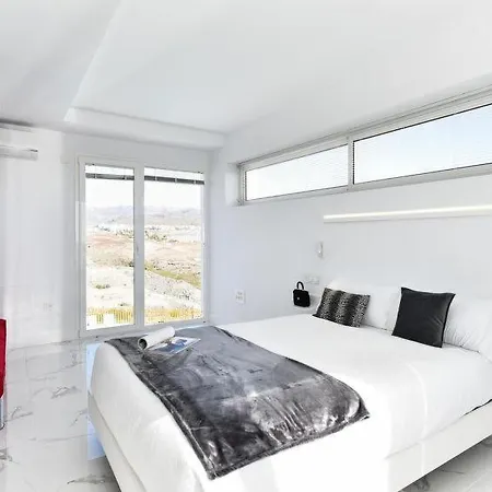 Sleeps 8 Pool Air Con Wifi