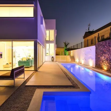 Sleeps 8 Pool Air Con Wifi
