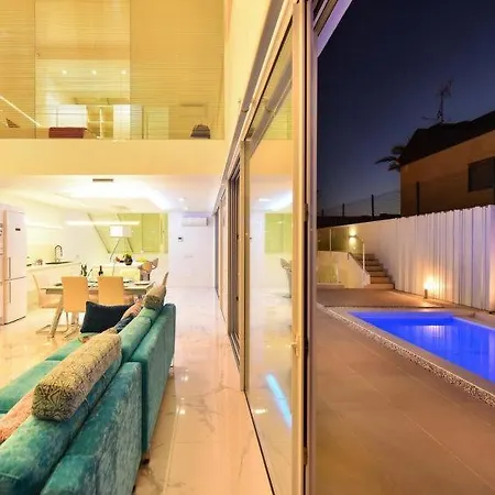 Sleeps 8 Pool Air Con Wifi בית נופש Sonnenland