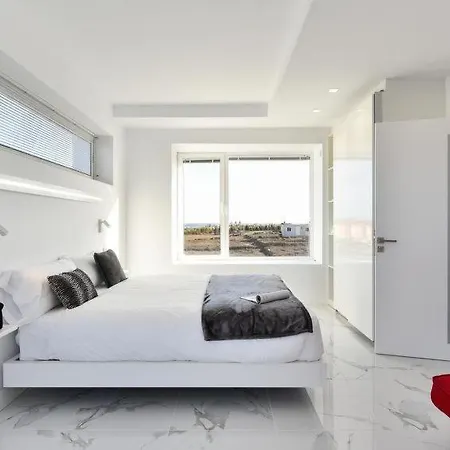 Sleeps 8 Pool Air Con Wifi בית נופש