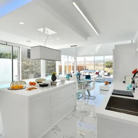 בית נופש Sleeps 8 Pool Air Con Wifi Sonnenland