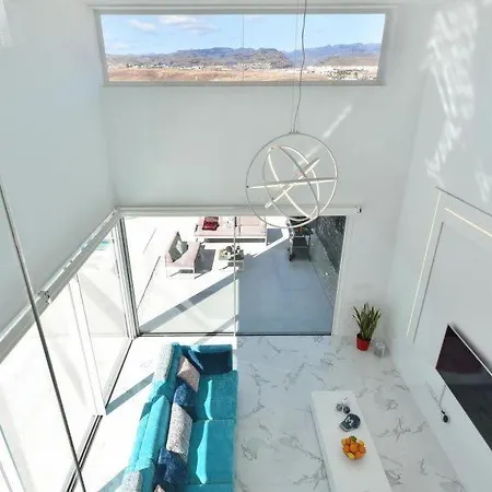 Sleeps 8 Pool Air Con Wifi בית נופש