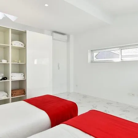 Sleeps 8 Pool Air Con Wifi בית נופש *